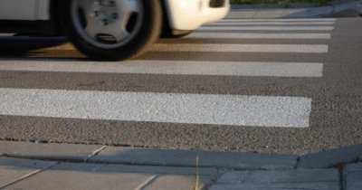 Шофьор помете жена на пешеходна пътекa