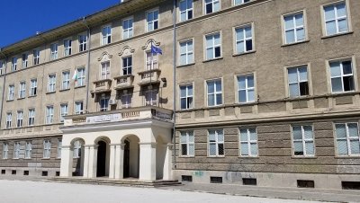Потресаващо: Учителка насини ученик заради шут с топка