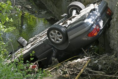 Румънска кола падна в дере при катастрофа край Обзор