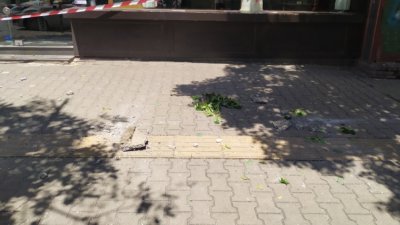 Отломка от фасада падна на спирка на площад Македония