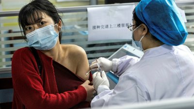 Китай ваксинира 44% от населението с поне една доза