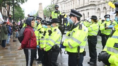 Трима ранени ченгета при протести срещу мерките в Лондон