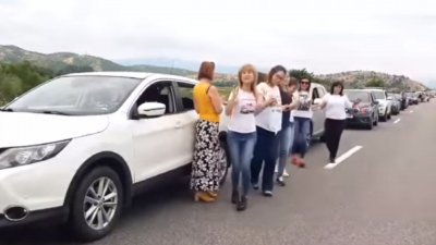 Вместо нерви и псувни хоро се изви на ГКПП-"Кулата" (ВИДЕО)