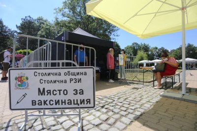 Откриха още три мобилни пункта за ваксинация в София 