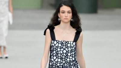 Наш модел дефилира за Dior