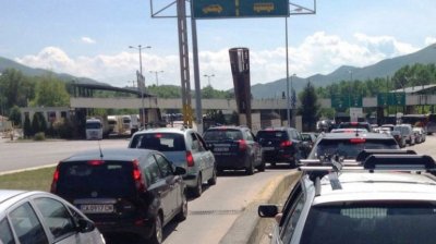 Сериозни опашки от автомобили се струпаха на „Кулата” 
