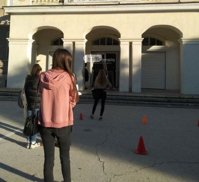 Хулиган замеря с яйца ученици по време на матура по математика