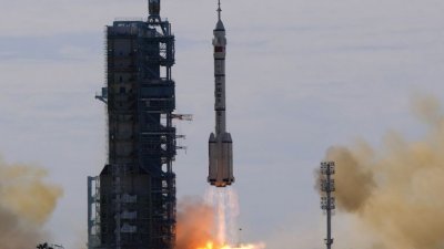 Китай изстреля екипаж до новата си космическа станция