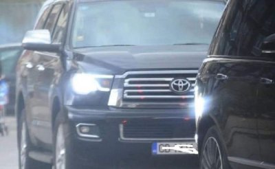 Божанков от БСП: И Слави Трифонов пристига с джип Тойота Секвоя и гардове