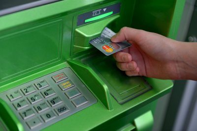 Момче изтегли над 2200 лева от чужда дебитна карта