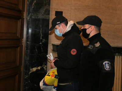 Ново амплоа: Кристиан Николов разнася храната на затворниците