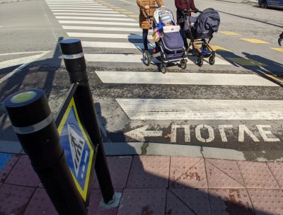 Заради забележка: Шофьор слезе от колата и удари жена с деца