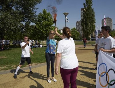 Стефка Костадинова пое факела с олимпийския огън 