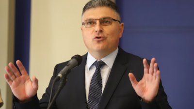 Военният министър: В МО са правени 100% авансови разплащания по договори