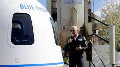 Петиция: 100 хил. души искат Безос да остане в Космоса