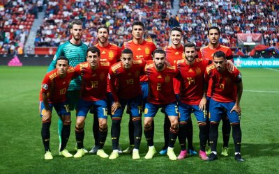 Испания се развилня, прегази Словакия и се класира за 1/8-финалите