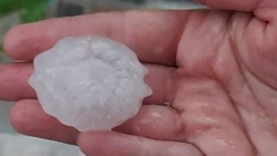 400 населени места в Украйна без ток след бури и порои