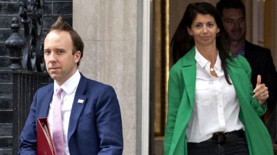 SEX скандал: Целувка разклати поста на здравен министър (ГОРЕЩИ СНИМКИ)