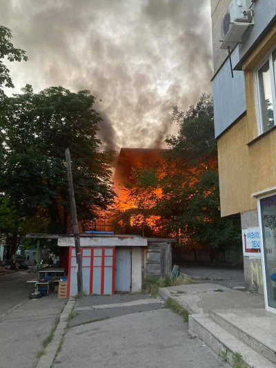 Голям пожар лумна в центъра на Перник (СНИМКИ)