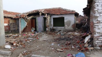 Бутат незаконни постройки във "Филиповци"
