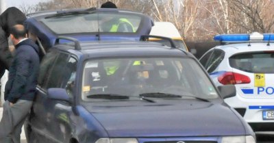 Екшън в Пловдив: Мъж хвърля камъни по общинска кола, друг раздава юмруци на пътя