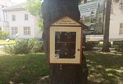 Ученици от Велинград изработиха къщички за книги