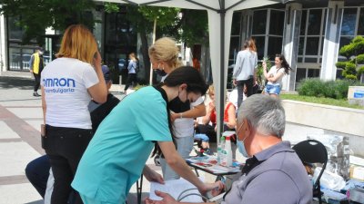 Четирима припаднаха в жегата 