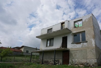 Измама: Пишман майстори "поправят" покриви на село