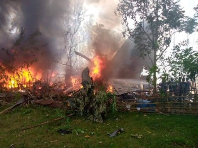 Военен самолет се разби във Филипините, жертвите са десетки