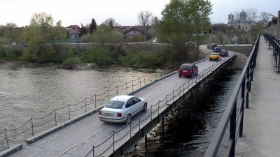 Опасно: Скъса се носещо въже на мост над река Искър