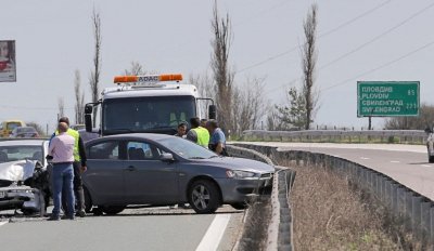 Кола изхвърча от пътя при катастрофа на "Тракия"