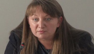 Деница Сач. се появи: Служебните зациклиха България