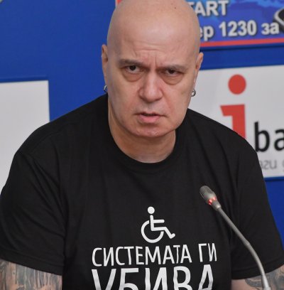 Задържаха хора на Слави за постерите върху знамената