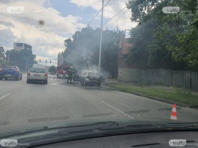 Кола пламна като факла на пловдивски булевард (СНИМКИ)