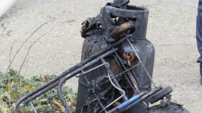 Газова бутилка подпали къща в Шуменско, пожарникарите я спасиха