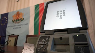 Машините за вота потеглиха към секционните комисии
