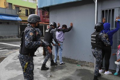 Най-малко 26 загинали при сблъсъци между полицията и банди в Каракас