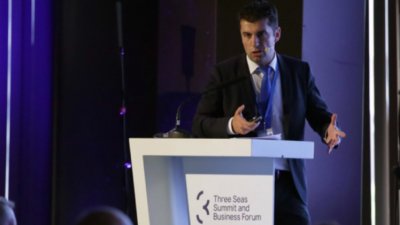 Министърът на икономиката  представя проекта за електромобили
