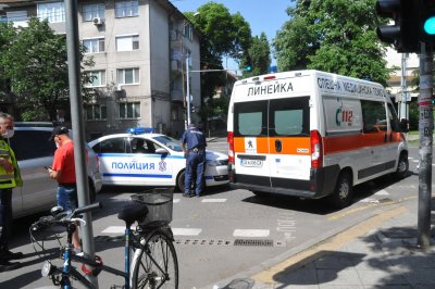 Кола блъсна майка с 9-годишните й близначки на зебра в Несебър