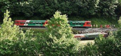 Вагон с ученици падна в река в Австрия