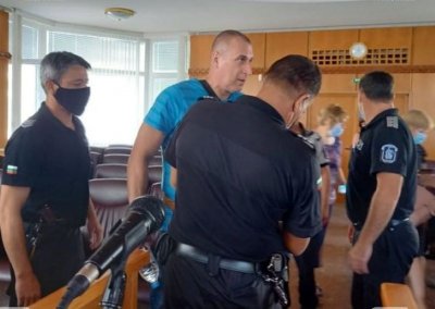 Експолицаят Венци Караджов отново в съда: Чие е ДНК-то по дрехите на убитите ми родители?
