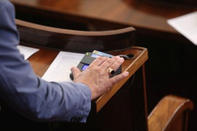 ЕКСКЛУЗИВНО: Първата задача на 46-я парламент: Пълно изчегъртване на герберите от администрацията