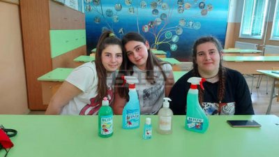 Ученици произвеждат дезинфектанти в Стара Загора