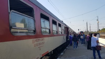 Лятно: Ремонти удължават пътуването с влак до морето