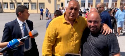 Бойко гласува: Слава на Бога, че ни оставиха живи