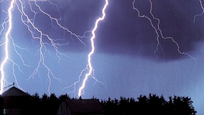 Мълния подпали стара мелница край Монтана