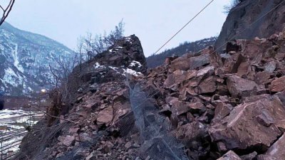 Укрепват свлачище на пътя Кюстендил-Перник