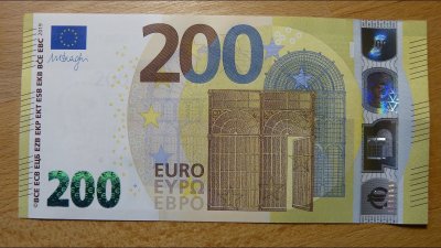 Мъж опита да обмени фалшиви 200 евро
