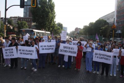 Медици от "Пирогов" пак на протест в подкрепа на Балтов