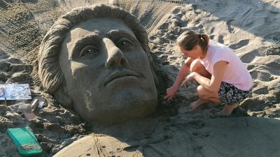 Ликът на Васил Левски се появи на плажа в Бургас (СНИМКИ)